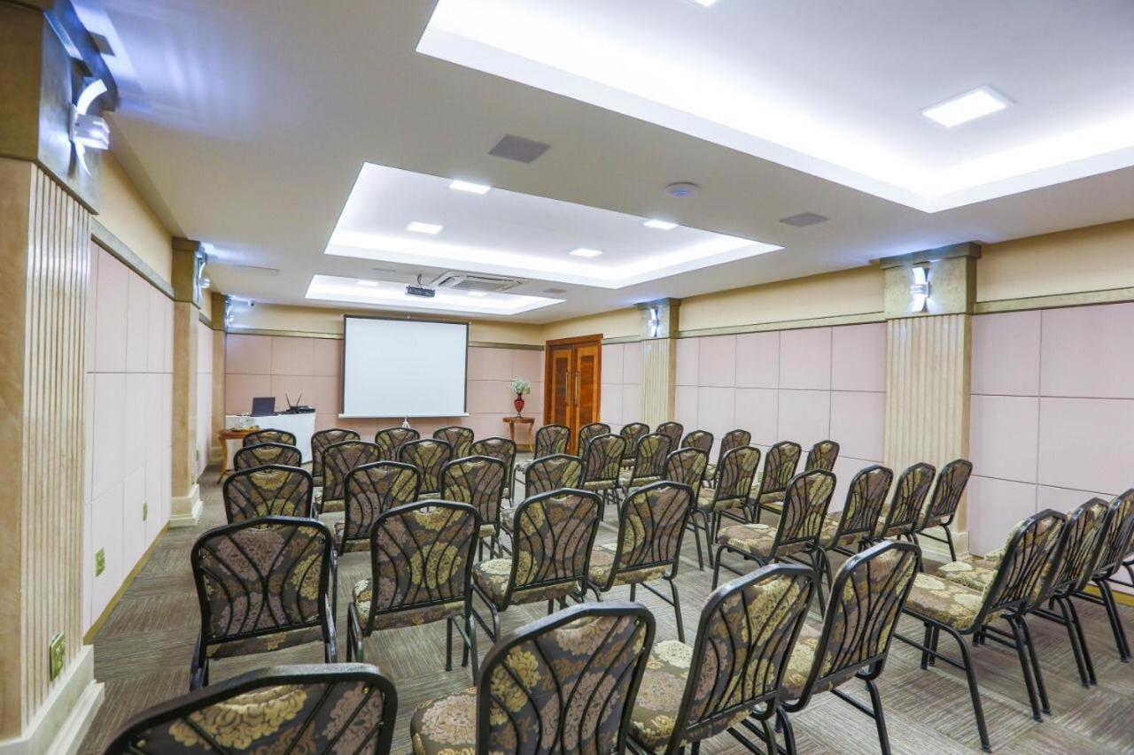 Golden Lis Hotel Boutique 戈亚尼亚 外观 照片 A meeting room at the hotel