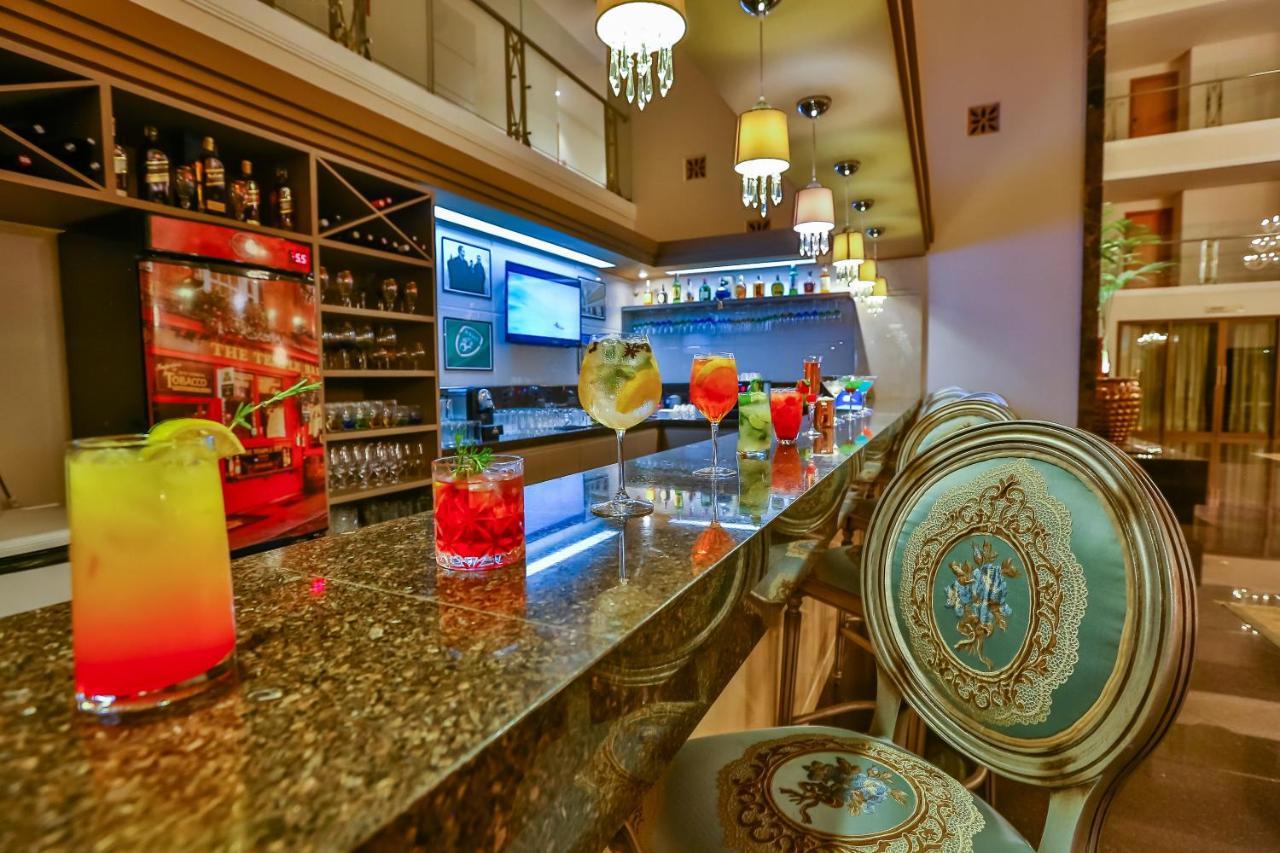 Golden Lis Hotel Boutique 戈亚尼亚 外观 照片 A bar in a hotel