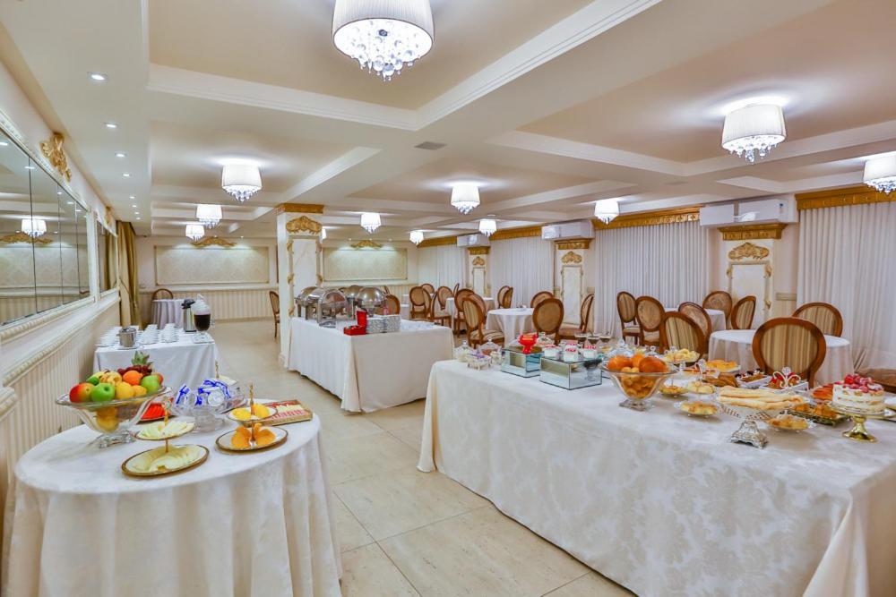 Golden Lis Hotel Boutique 戈亚尼亚 外观 照片 A buffet